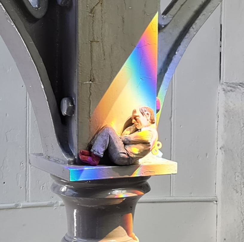 Skultur inne i fyrtårnet. Gatekunstneren Isaac Cordal