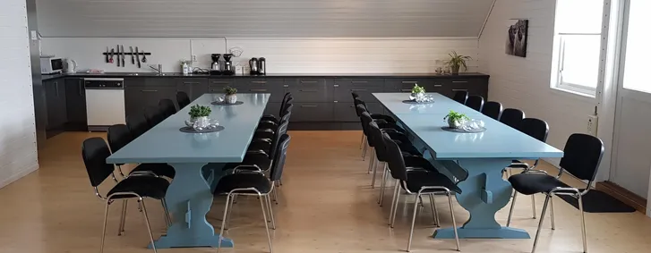 Romslig fellesrom med stue og kjøkken